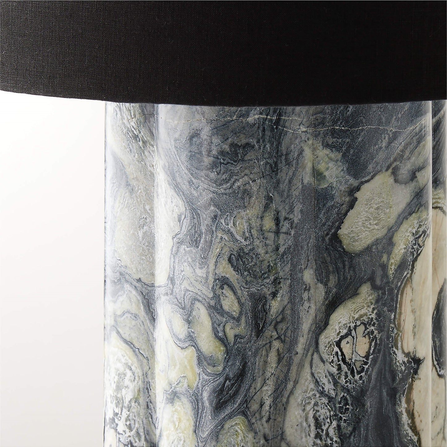 Lampe de table en marbre Calacatta avec abat-jour noir