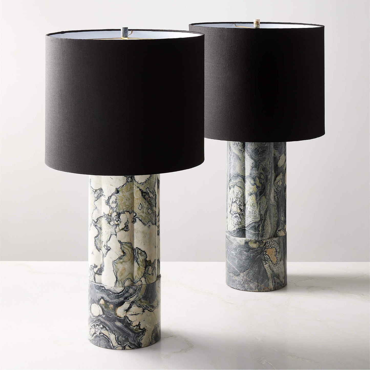Lampe de table en marbre Calacatta avec abat-jour noir