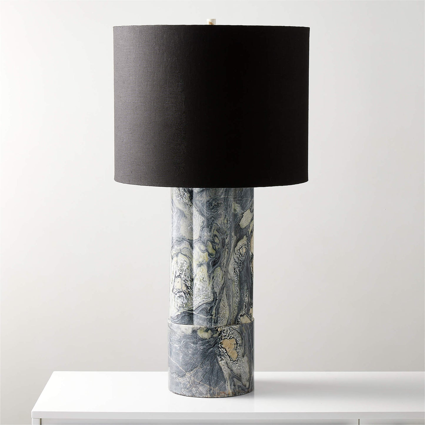 Lampe de table en marbre Calacatta avec abat-jour noir