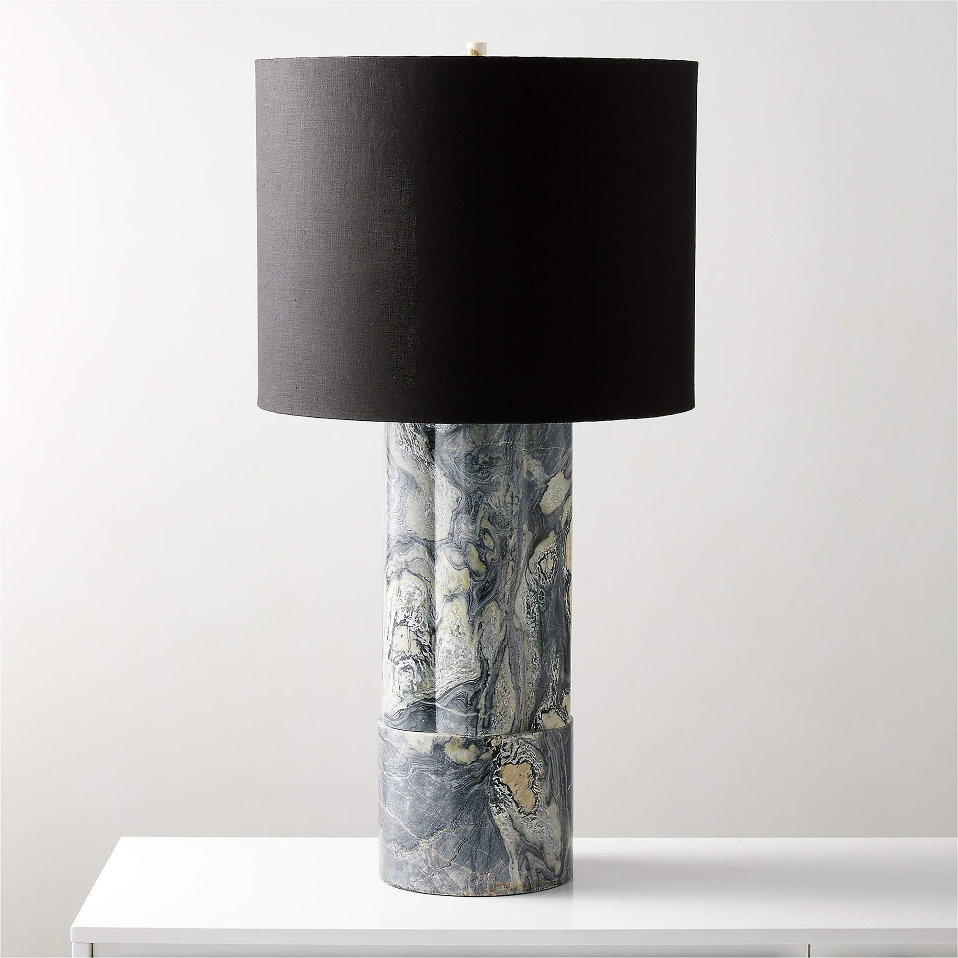 Lampe de table en marbre Calacatta avec abat-jour noir